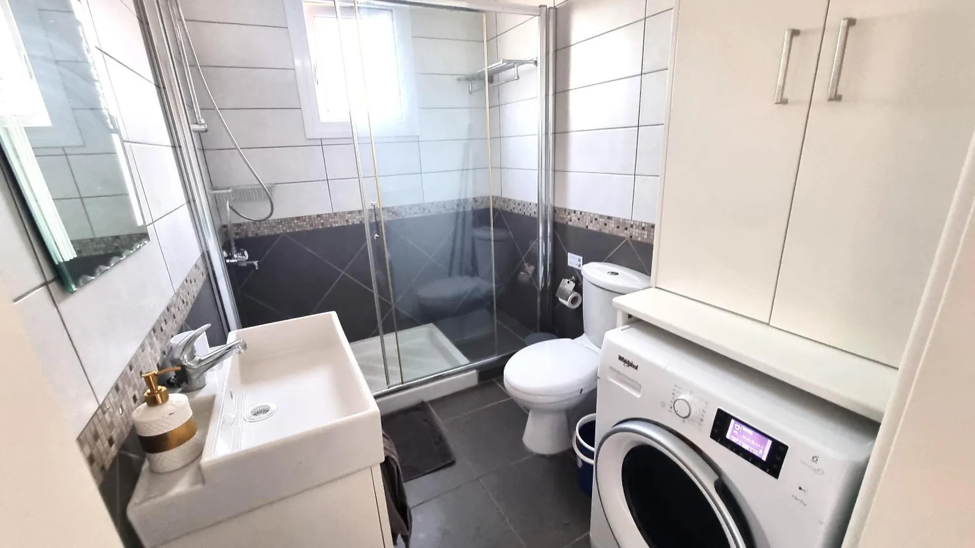 דירה לרנקה Beachside Comfort - 2Br Apt,5 Min To The Beach