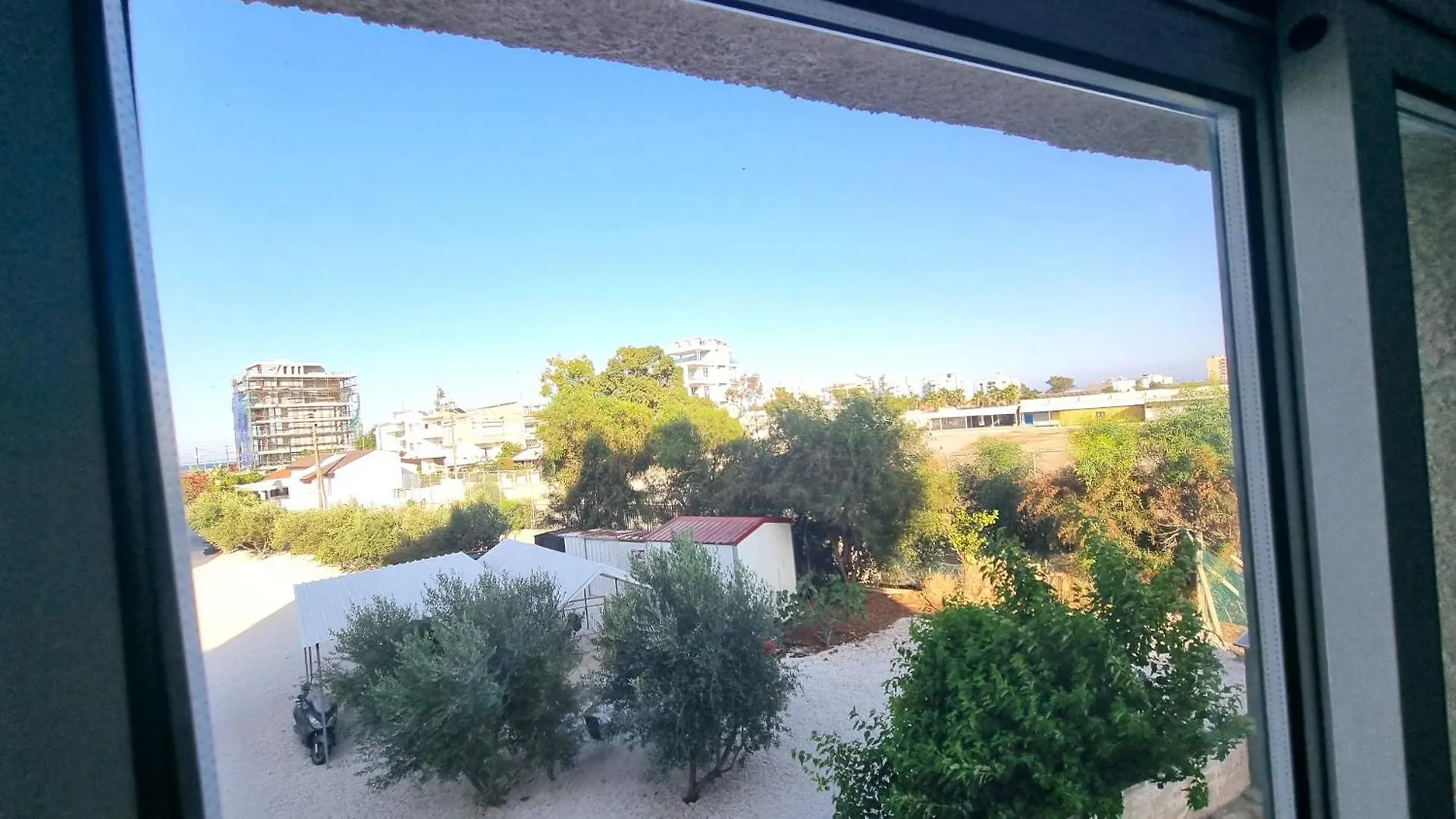 לרנקה Beachside Comfort - 2Br Apt,5 Min To The Beach דירה